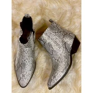 “Snake skin” cowgirl shoes